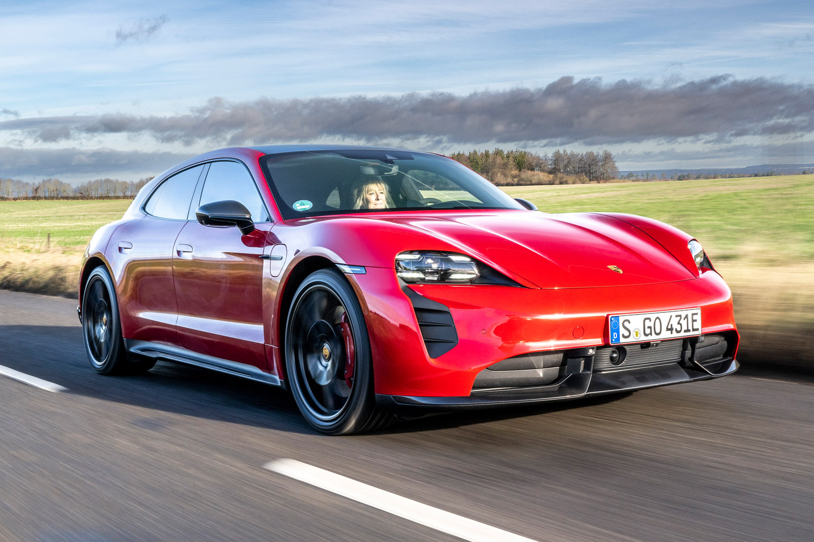 Porsche Taycan GTS Sport Turismo 2022 essai routier Authentic Roads